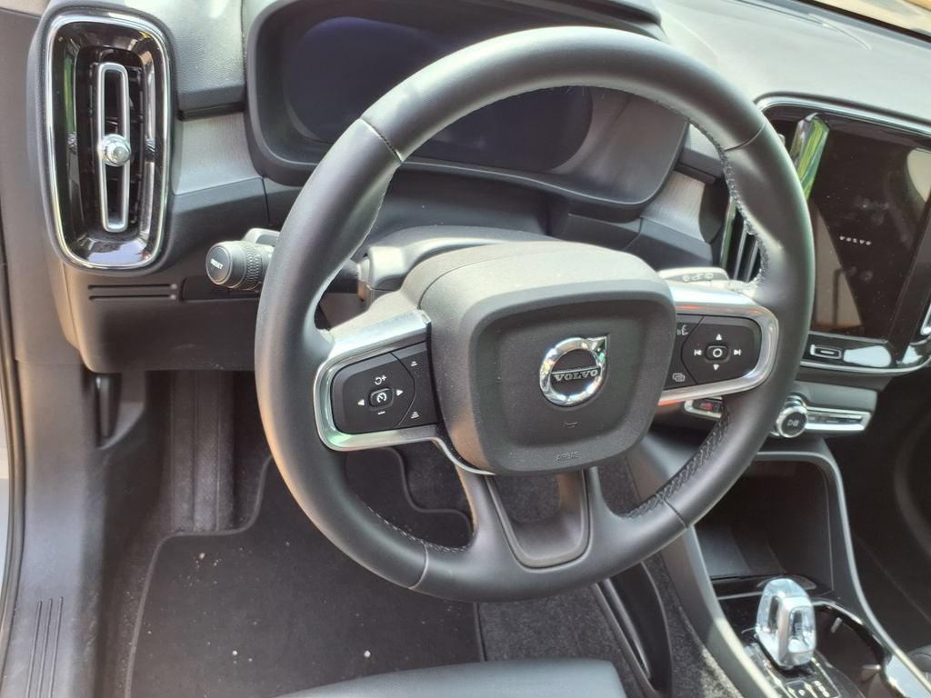 2025 Volvo XC40 Plus Bright Theme