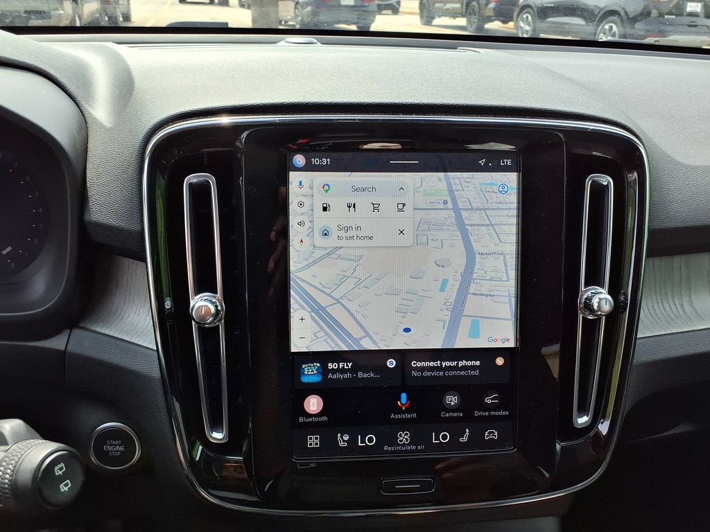 2025 Volvo XC40 Plus Bright Theme