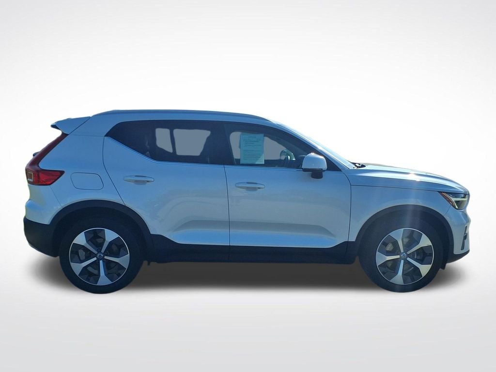 2023 Volvo XC40 B4 Plus Bright Theme