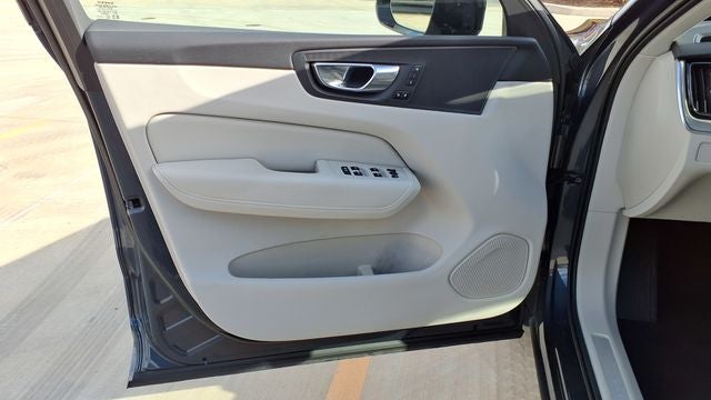 2023 Volvo XC60 B5 Plus Dark Theme