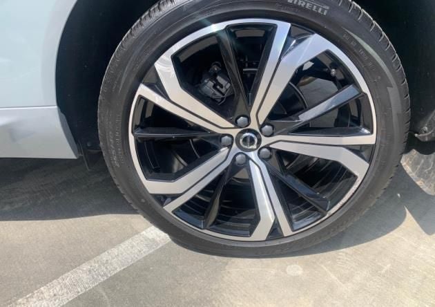 2024 Volvo XC60 B5 Ultimate Dark Theme