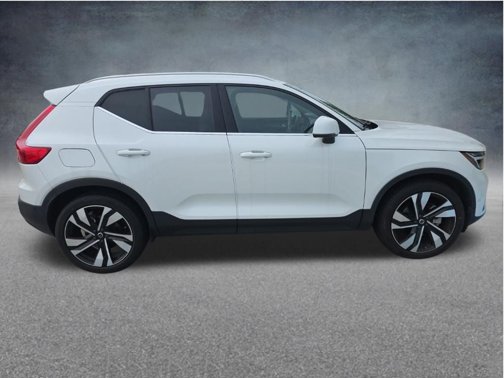 2023 Volvo XC40 B5 Plus Bright Theme