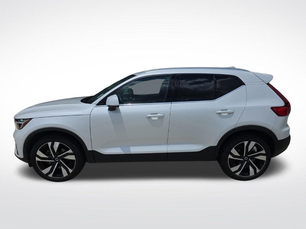 2024 Volvo XC40 B5 Plus Bright Theme