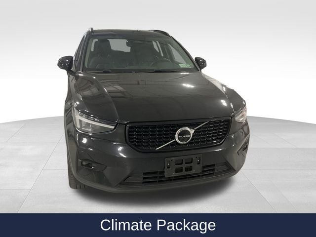 2024 Volvo XC40 B5 Plus Dark Theme