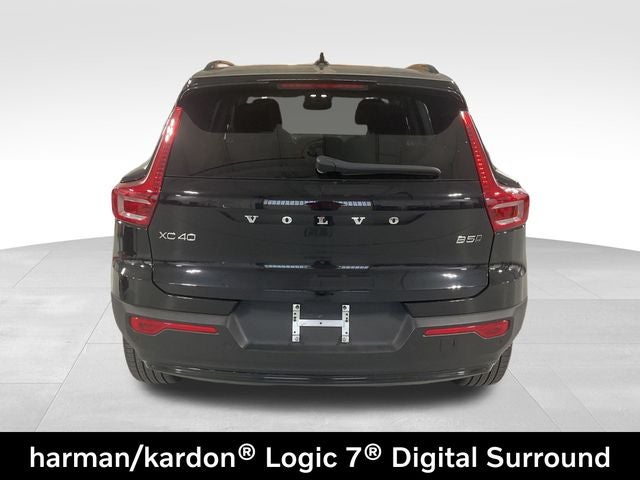 2024 Volvo XC40 B5 Plus Dark Theme
