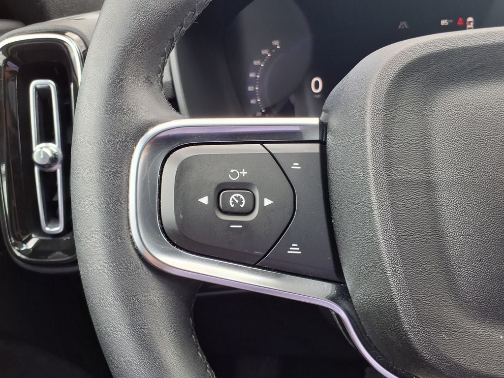 2023 Volvo XC40 B5 Plus Dark Theme