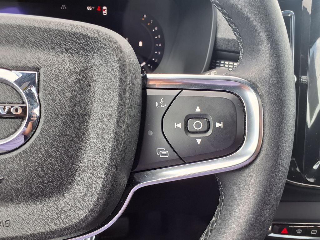 2023 Volvo XC40 B5 Plus Dark Theme