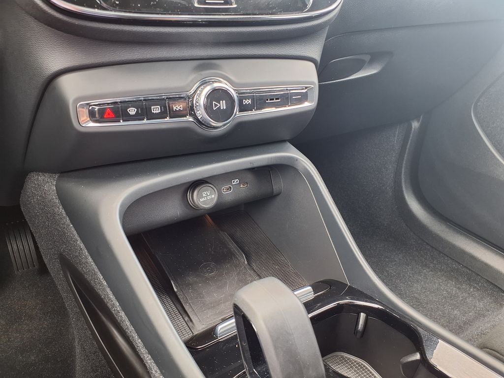 2023 Volvo XC40 B5 Plus Dark Theme