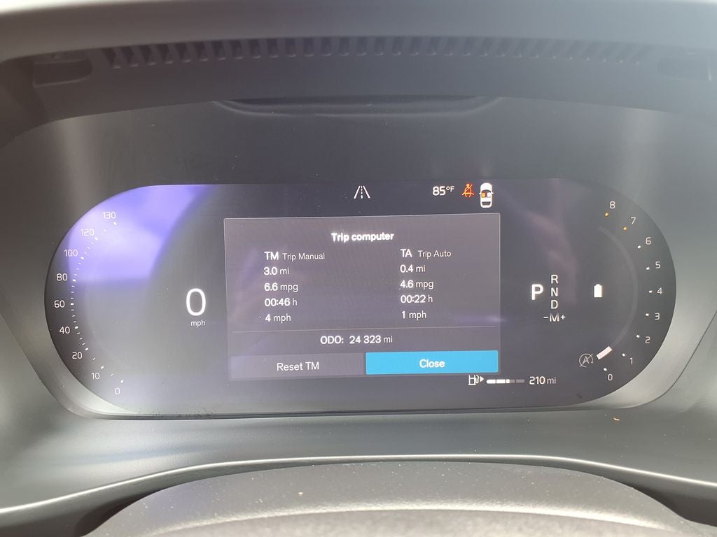 2023 Volvo XC40 B5 Plus Dark Theme