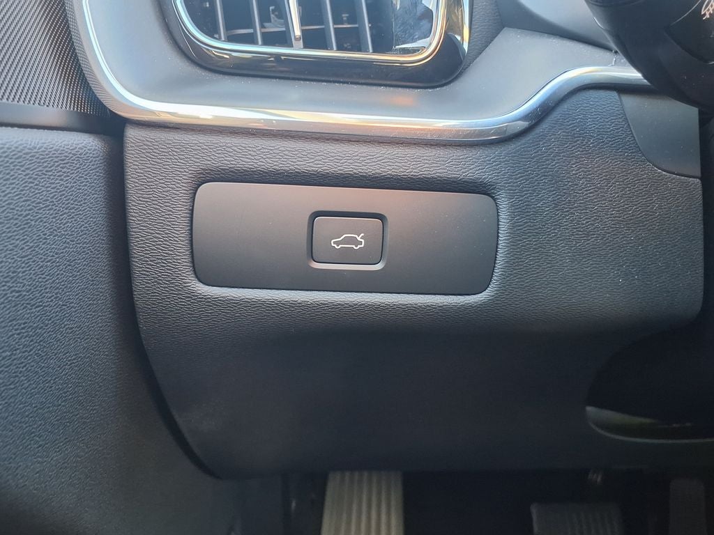 2025 Volvo XC60 B5 Core